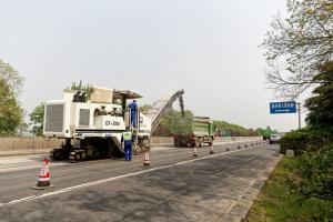 高遠公司承擔(dān)的河南省交通運輸廳科技項目“適用于綠色公路養(yǎng)護的銑刨機關(guān)鍵技術(shù)及工程應(yīng)用研究”通過驗收